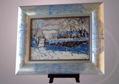 Paysage de neige encadré d'un large profil argenté peint de bleu, posé sur chevalet