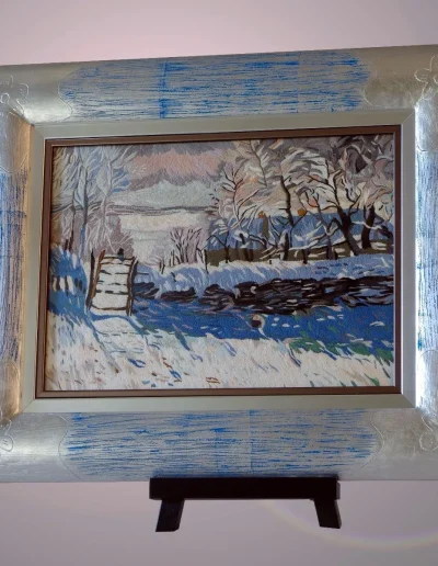 Paysage de neige encadré d'un large profil argenté peint de bleu, posé sur chevalet
