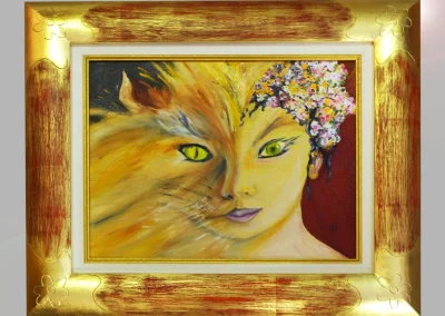 Toile mêlant un visage de femme et un chat, dans un large cadre doré patiné à la main