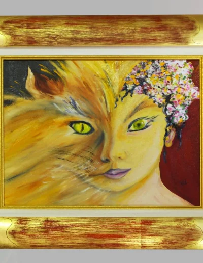 Toile mêlant un visage de femme et un chat, dans un large cadre doré patiné à la main