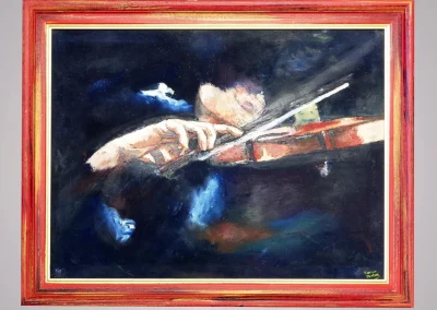 Toile sombre représentant une main jouant du violon, encadrée d'un profil rouge souligné d'un filet or