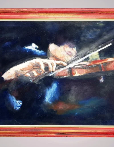 Toile sombre représentant une main jouant du violon, encadrée d'un profil rouge souligné d'un filet or
