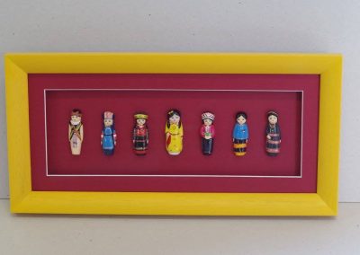 Encadrement type boitier pour une collection de poupées miniatures