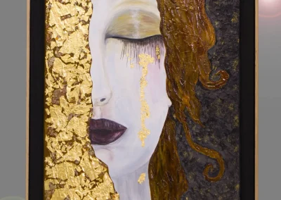 Visage de femme à la feuille d'or, présenté en caisse américaine noire et placage noyer