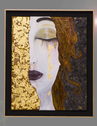 Visage de femme à la feuille d'or, présenté en caisse américaine noire et placage noyer