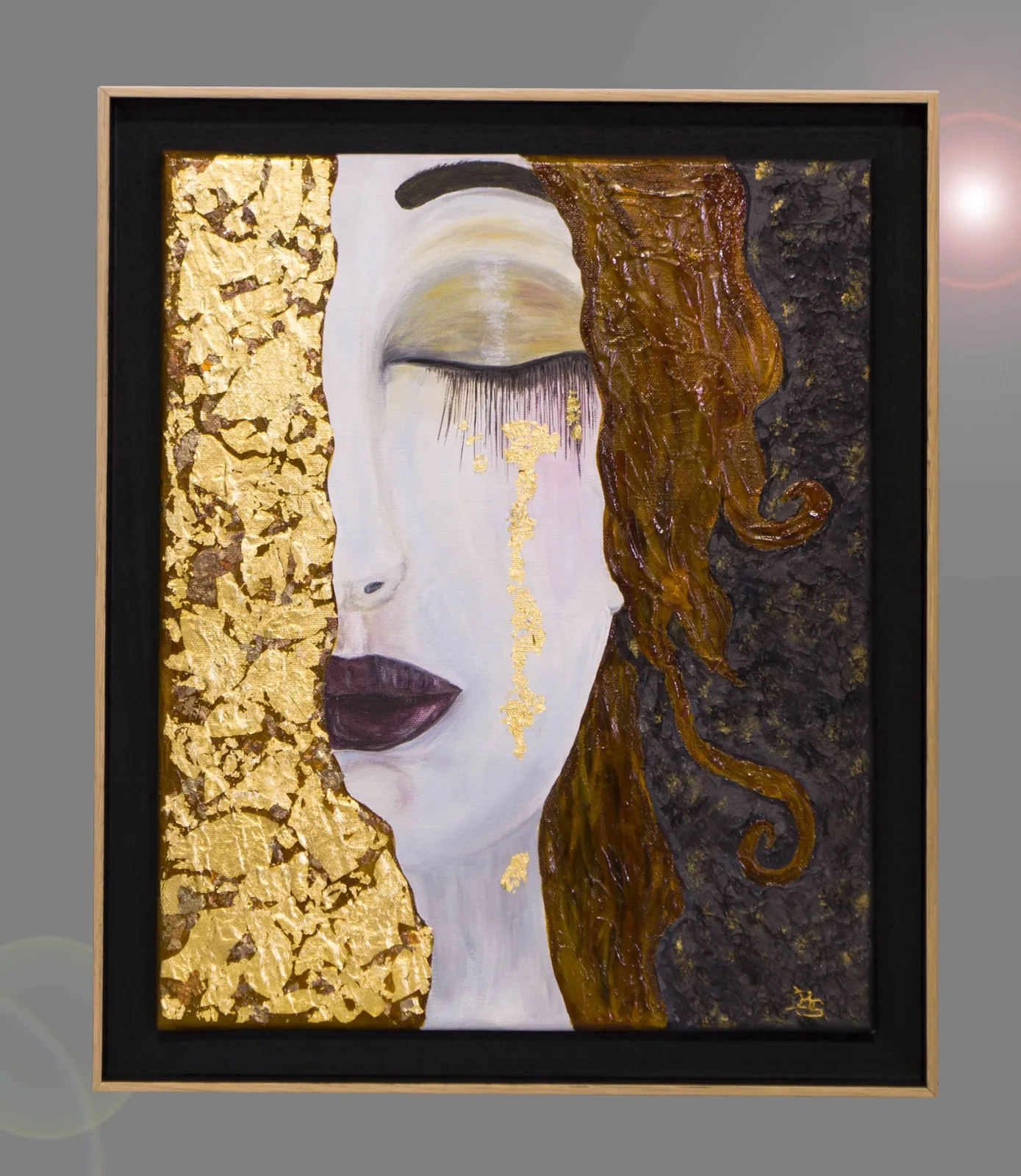 Visage de femme à la feuille d'or, présenté en caisse américaine noire et or Visage de femme à la feuille d'or, présenté en caisse américaine noire et or