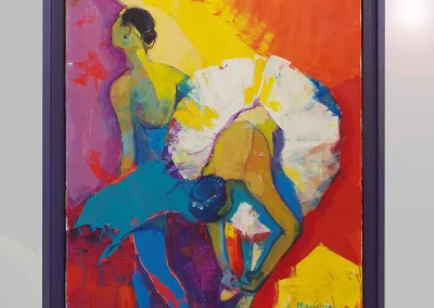 Danseuse peinte en aplats de couleurs vives, caisse américaine violette