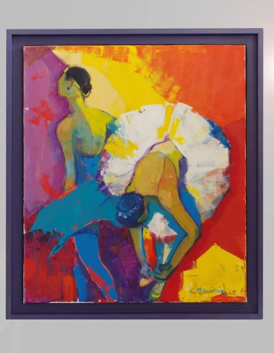 Danseuse peinte en aplats de couleurs vives, caisse américaine violette