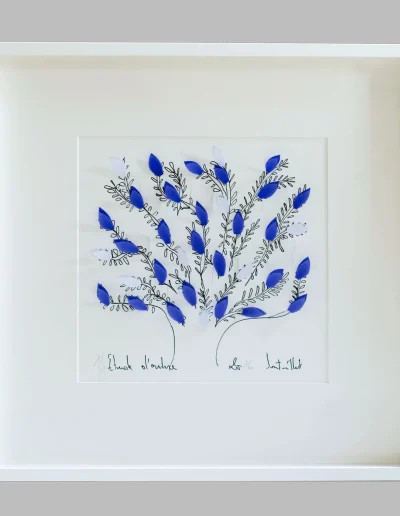 Dessin botanique aux feuilles bleues dans un boîtier blanc de 1,5cm de profondeur