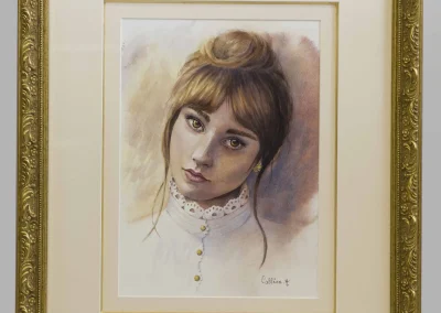 Portrait de jeune femme à l'aquarelle signé Armelle Callenes, encadré sous verre dans un cadre doré sculpté