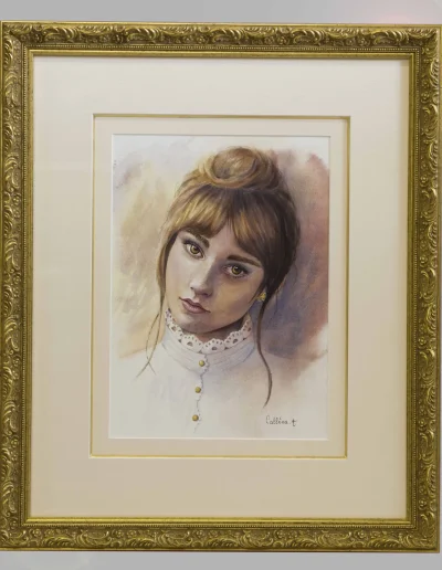 Portrait de jeune femme à l'aquarelle signé Armelle Callenes, encadré sous verre dans un cadre doré sculpté