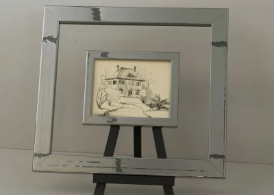 Dessin à l'encre d'une maison provençale, double encadrement à profil miroir argenté sur chevalet