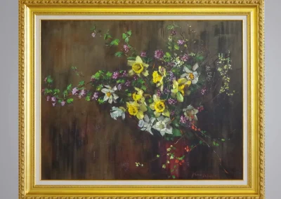 Bouquet de fleurs à l'huile sur fond sombre, cadre doré de style classique