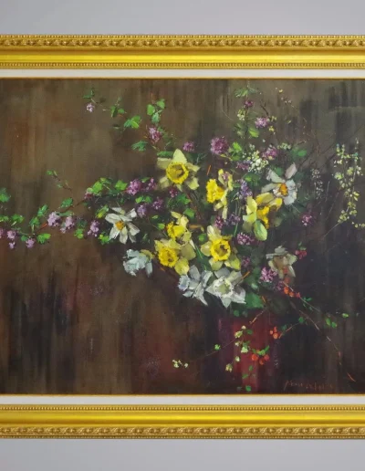 Bouquet de fleurs à l'huile sur fond sombre, cadre doré de style classique