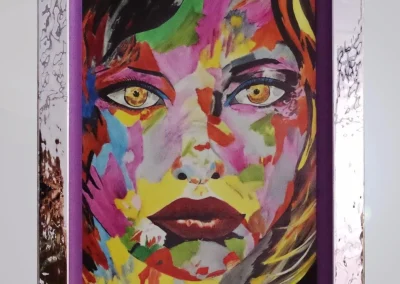 Portrait pop art aux couleurs contrastées, caisse chrome et marie-louise mauve