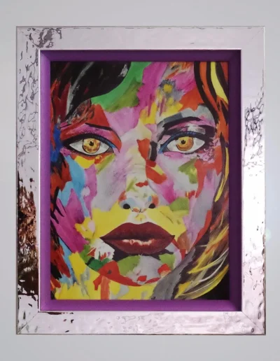 Portrait pop art aux couleurs contrastées, caisse chrome et marie-louise mauve