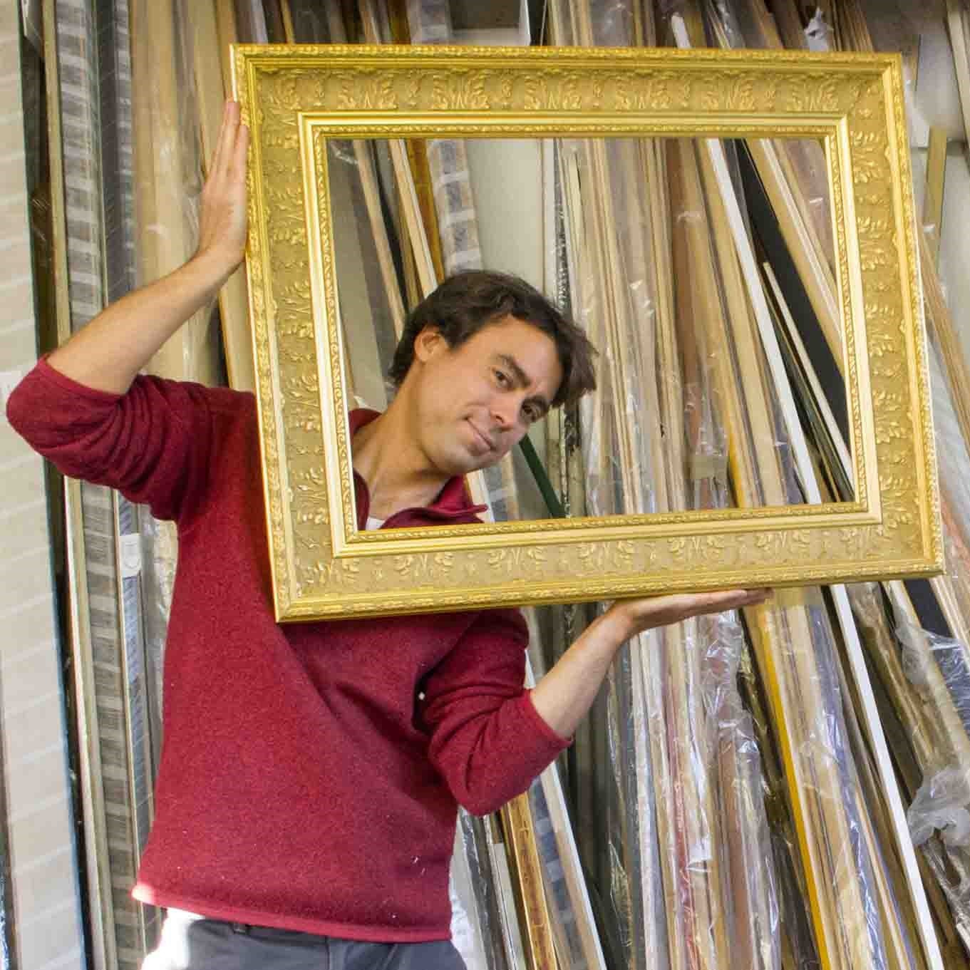 Julien Silvestro pose dans un cadre doré Julien Silvestro dans son atelier d'encadrement à Saint-Cyr-sur-Mer