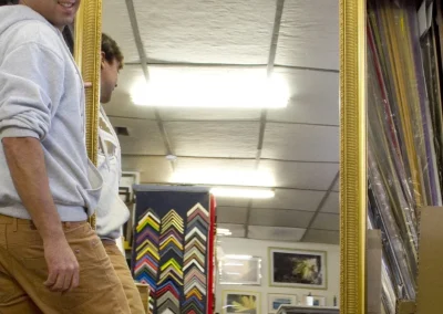 Miroir en pied encadré d'un profil doré, réalisé sur mesure par l'Atelier Valette