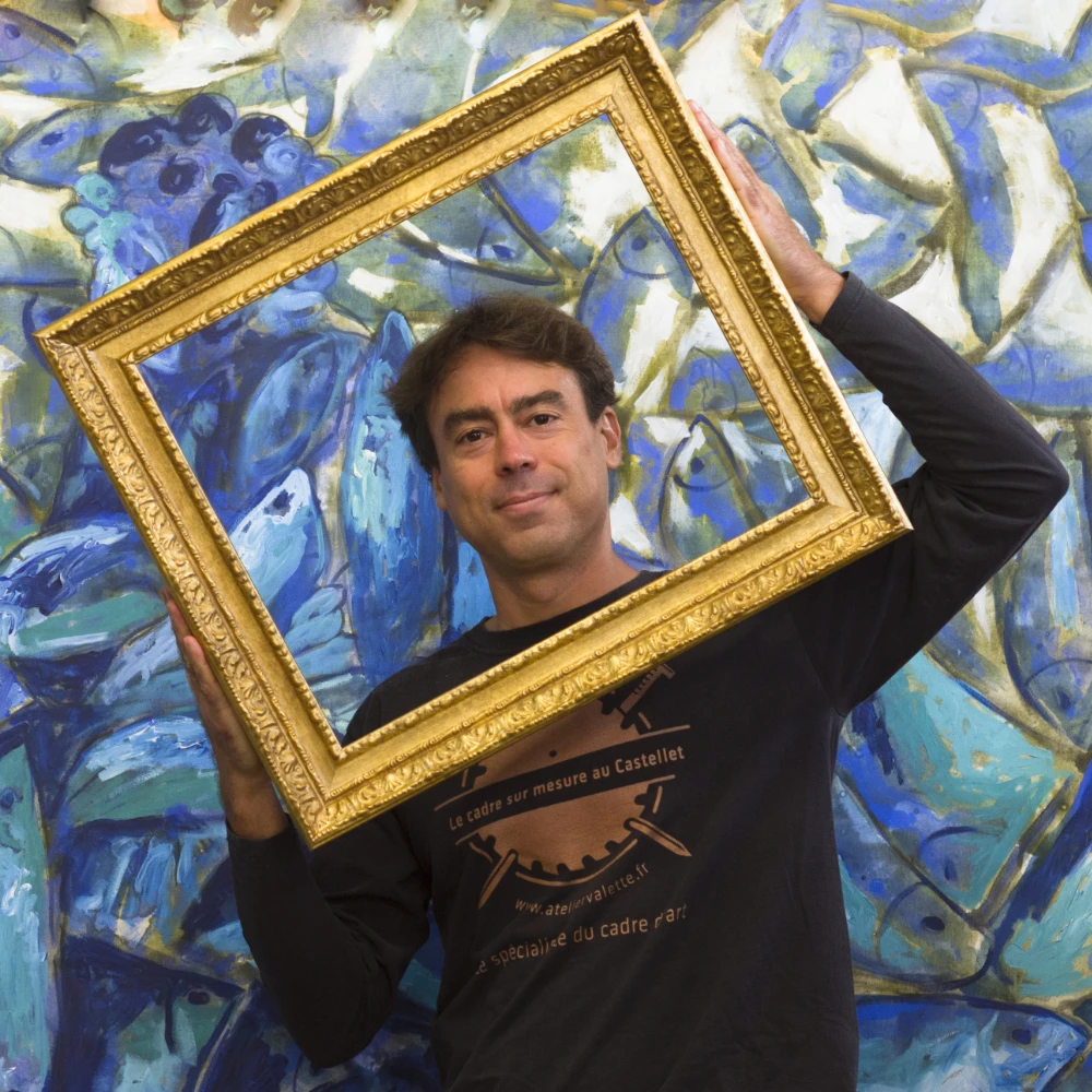Miroir en pied encadré d'un profil doré, réalisé sur mesure par l'Atelier Valette